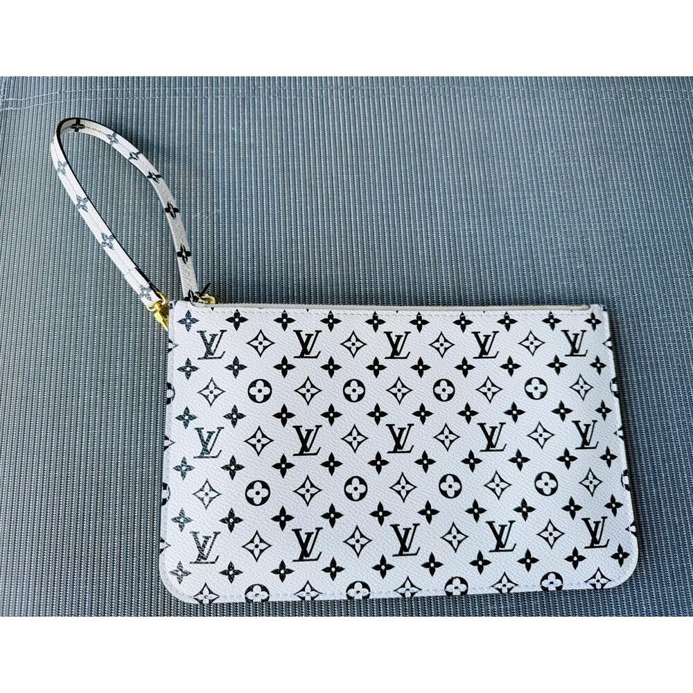 Louis Vuitton Pochette MM Black and White Pouch Wristlet Mini Monogram LTD Rare - Picture 8 of 16